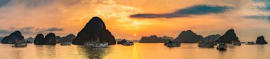 Günbatımı Panoraması Halon Bay, bir yaz günü Vietnam'da