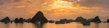 Günbatımı Panoraması Halon Bay, bir yaz günü Vietnam'da