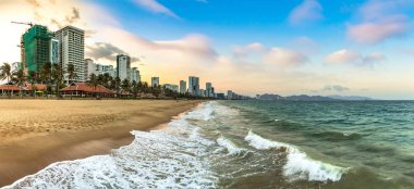 Günbatımı Panoraması Nha Trang, Vietnam'da bir yaz günü, bir plajda