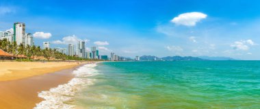 Nha Trang, Vietnam'da bir yaz günü plajda Panoraması