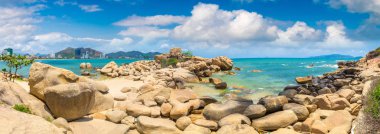 Nha Trang, Vietnam'da bir yaz günü plajda Panoraması