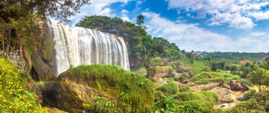 Bir yaz günü Dalat, Vietnam için fil şelale Panoraması