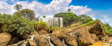 Bir yaz günü Dalat, Vietnam için fil şelale Panoraması