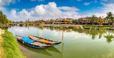 Geleneksel Panoraması tekne Hoi An, Vietnam bir yaz günü içinde