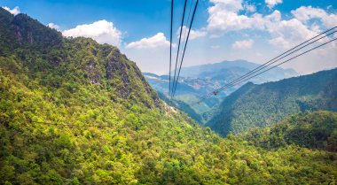 Sapa, Vietnam - 19 Haziran 2018: Panorama, Fancipan Cable Car bir yaz günü Sapa, Lao Cai, Vietnam