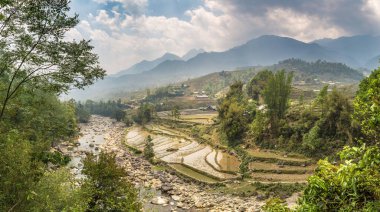 Bir yaz günü Sapa, Lao Cai, Vietnam'daki nehir dağ panoraması