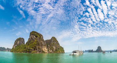 Dünya doğal miras Halon bay, bir yaz günü Vietnam'da Panoraması