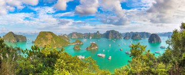 Bir yaz günü Vietnam'da Halon Körfezi Panoraması