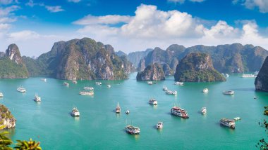 Bir yaz günü Vietnam'da Halon Körfezi Panoraması