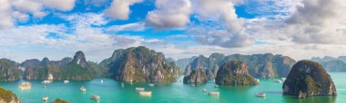Bir yaz günü Vietnam'da Halon Körfezi Panoraması