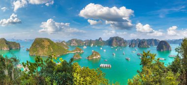 Bir yaz günü Vietnam'da Halon Körfezi Panoraması