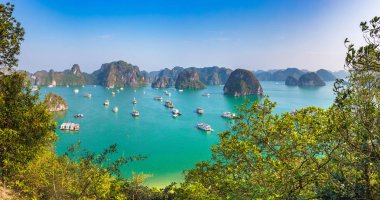 Bir yaz günü Vietnam'da Halon Körfezi Panoraması