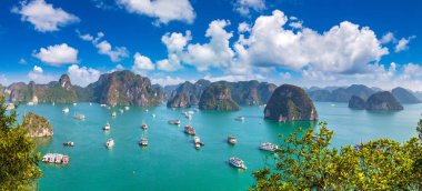 Bir yaz günü Vietnam'da Halon Körfezi Panoraması