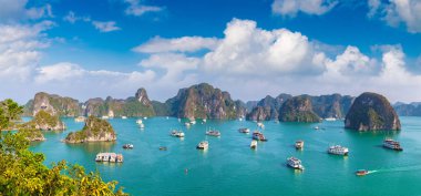 Bir yaz günü Vietnam'da Halon Körfezi Panoraması