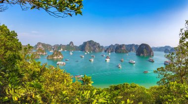 Bir yaz günü Vietnam'da Halon Körfezi Panoraması