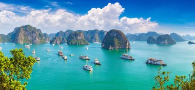 Bir yaz günü Vietnam'da Halon Körfezi Panoraması