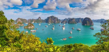 Bir yaz günü Vietnam'da Halon Körfezi Panoraması
