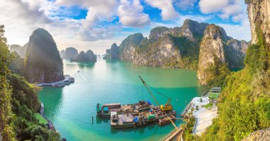 Bir yaz günü Vietnam'da Halon Körfezi Panoraması