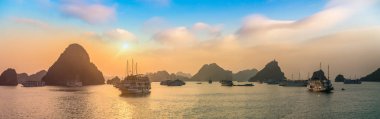 Günbatımı Panoraması Halon Bay, bir yaz günü Vietnam'da