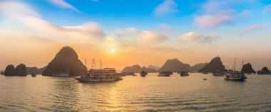 Günbatımı Panoraması Halon Bay, bir yaz günü Vietnam'da