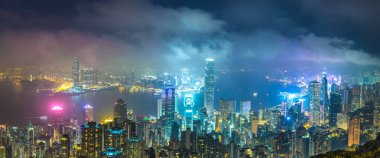 Hong Kong iş bölgesinde bir yaz gecesi Panoraması