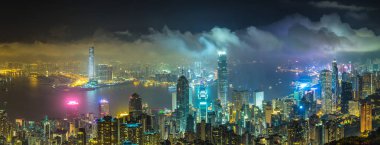 Hong Kong iş bölgesinde bir yaz gecesi Panoraması