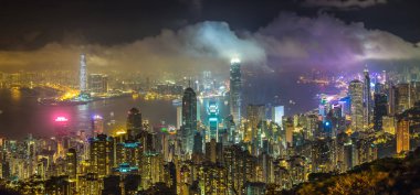 Hong Kong iş bölgesinde bir yaz gecesi Panoraması