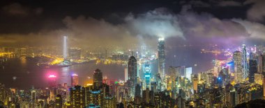 Hong Kong iş bölgesinde bir yaz gecesi Panoraması