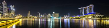 Singapur - 23 Haziran 2018: Marina Bay Sands Panorama Otel ve sanat ve Bilim Müzesi yaz geceleri