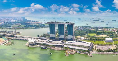 Singapur - 23 Haziran 2018: Yaz günü itibariyle Singapur Panorama Marina Bay Sands hotel