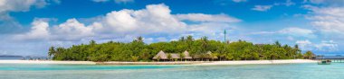 Yaz günü, Maldivler tropik sahilde su Villa (Bungalov) Panoraması