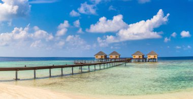 Yaz günü, Maldivler tropik sahilde su Villa (Bungalov) Panoraması