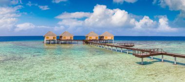 Yaz günü, Maldivler tropik sahilde su Villa (Bungalov) Panoraması