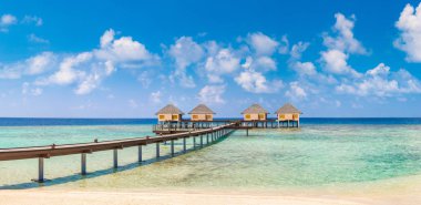 Yaz günü, Maldivler tropik sahilde su Villa (Bungalov) Panoraması