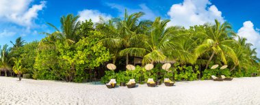 Yaz günü, Maldivler tropik sahilde ahşap şezlong Panoraması