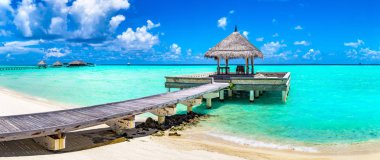 Su Villa (Bungalov) ve yaz günü, Maldivler tropik sahilde ahşap köprü