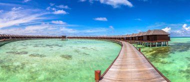 Yaz günü, Maldivler tropik sahilde su Villa (Bungalov) Panoraması