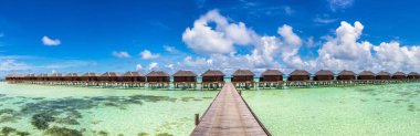 Yaz günü, Maldivler tropik sahilde su Villa (Bungalov) Panoraması