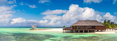 Yaz günü, Maldivler tropik sahilde su Villa (Bungalov) Panoraması
