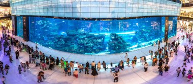 Dubai, Birleşik Arap Emirlikleri - 26 Haziran 2018: Panorama, akvaryumda Dubai Alışveriş Merkezi - Dünya'nın en büyük alışveriş merkezi içinde Dubai, İngiltere