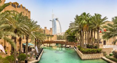 Dubai, Birleşik Arap Emirlikleri - 26 Haziran 2018: Burj Al Arap otelden Madinat Jumeirah lüks otelin bir yaz günü Dubai, Suudi Arabistan, manzaraya