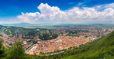 Bir yaz günü Transilvanya, Romanya Brasov şehrin panoramik havadan görünümü
