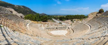 Amfitiyatro (Coliseum) Antik şehirde Efes, Türkiye'de bir güzel yaz günü Panoraması
