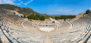 Amfitiyatro (Coliseum) Antik şehirde Efes, Türkiye'de bir güzel yaz günü Panoraması