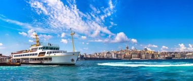 Bir yaz günü yolcu gemisi ve Galata Kulesi ve Istanbul, Türkiye'de Haliç'in Körfez Panoraması