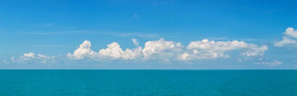 夏の日の海に雲のパノラマ — ストック写真