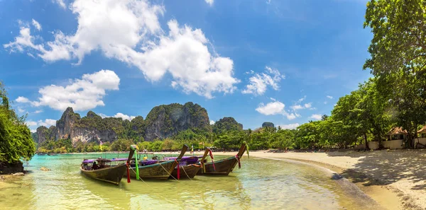 传统长尾船全景在莱利海滩 泰国在夏天的一天 — 图库照片