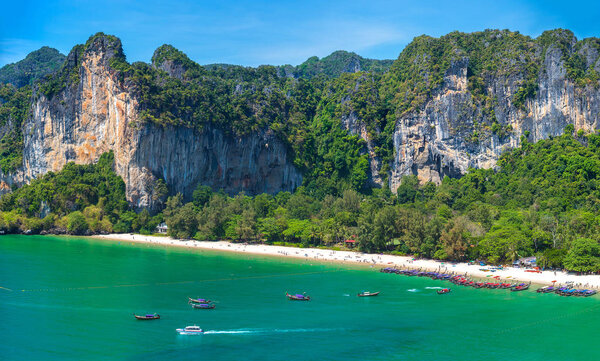 Мбаппе, пляж Рейлай, Таиланд в летний день
