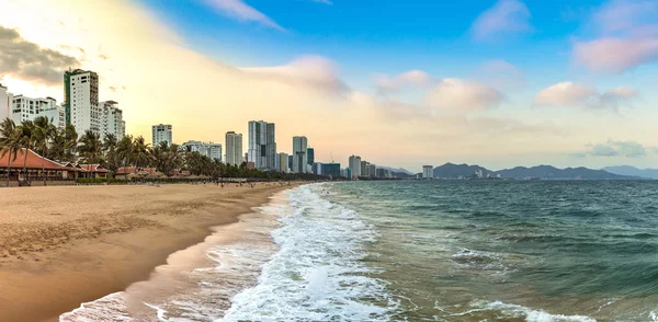 Panorama Pôr Sol Uma Praia Nha Trang Vietnã Dia Verão — Fotografia de Stock