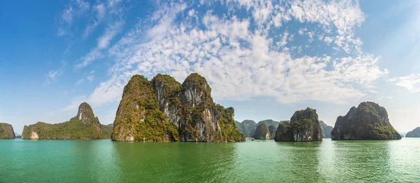 Dünya doğal miras Halon bay, bir yaz günü Vietnam'da Panoraması